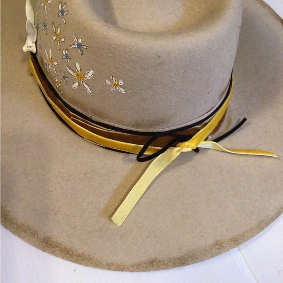 Embroidered Cream Hat with Floral Design display picture 1